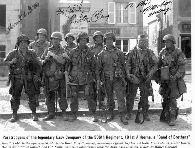 Elementos de la Compañía Easy, del 506 Regimiento, junto a miembros de la 4ª División de Infantería, en St. Marie-du-Mont el 7 de junio de 1944