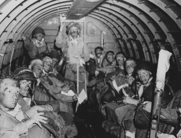 Paracaidistas de la 101ª división aerotransportada en el C-47, 42-92775 apodado Las Vegas Kid camino de Normandía