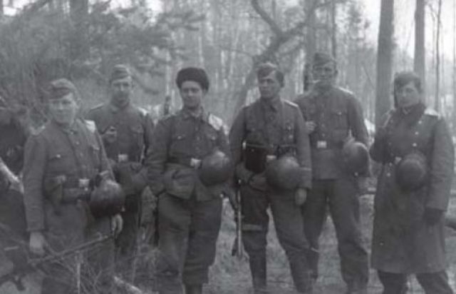 Soldados alemanes de la 454ª División de Seguridad de la Wehrmacht, unidad cuya función principal era la lucha en la retaguardia contra las fuerzas partisanas soviéticas