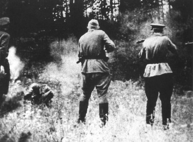 Partisanos soviéticos ejecutando a un colaborador ruso de las fuerzas alemanas