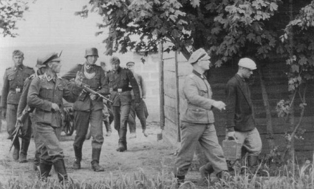 Unidades de la Waffen SS buscando partisanos y armas en una aldea de Bielorrusia. Primavera de 1942