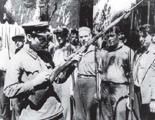 Teniente del Ejército Rojo instruyendo a un grupo de inexpertos partisanos en el uso del fusil. Verano de 1941