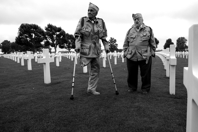 Bill Guarnere y Babe Heffron, veteranos de la Compañía Easy del 506 Regimiento de la 101, en el cementerio norteamericano de Colleville Sur Mer rindiendo homenaje a sus camaradas caidos