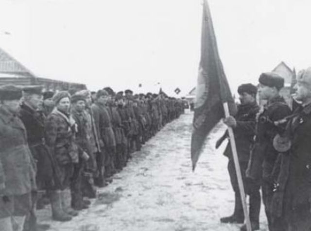 La 6ª Brigada partisana es galardonada con su bandera roja por su contribución en la lucha en la zona de Leningrado. 23 de febrero de 1944