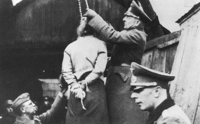 Primera ejecución pública en la Rusia ocupada. La partisana ahorcada es Marsha Bruskina. 26 de octubre de 1941