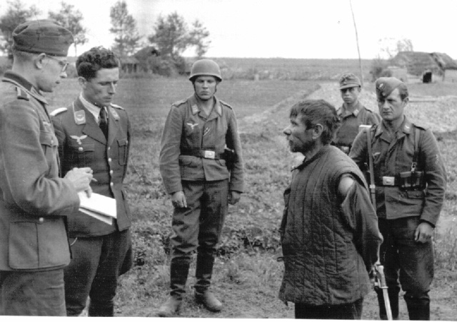 Fallschirmjägers interrogando a un partisano soviético capturado