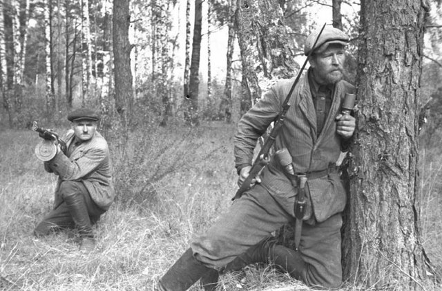 Partisanos soviéticos en el bosque e Polotsk, Bielorrusia. Septiembre de 1943
