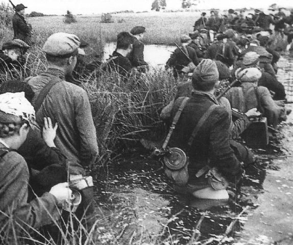 Partisanos soviéticos cruzando una zona pantanosa al norte de Ucrania 