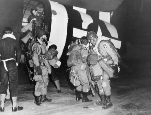 Tropas de la 101 División suben a un C-47 antes de saltar en Normandía