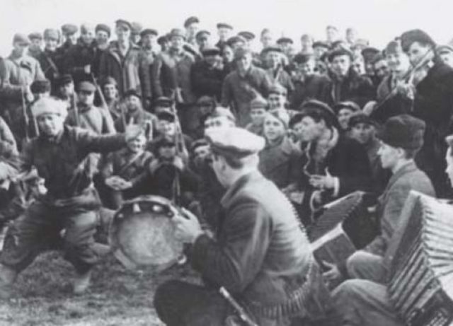 Guerrilleros y civiles confraternizando durante un número musical