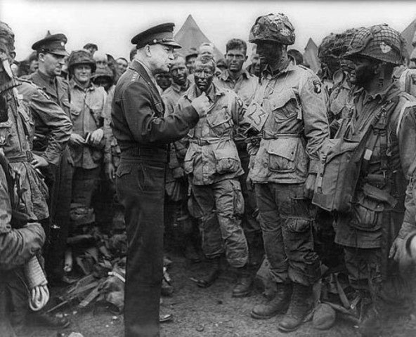 El general Eisenhower con miembros del 502 Regimiento de la 101 en la víspera del Día D