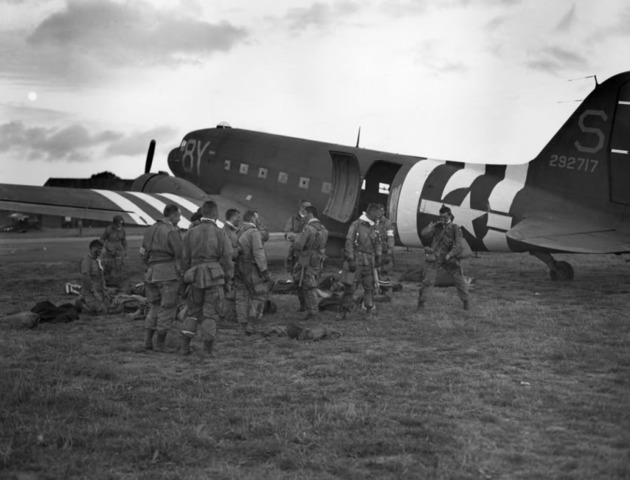 Paracaidistas del Coronel Robert L. Wolverton del 3er Batallón verificando el equipo antes de subir al C-47 Dakota