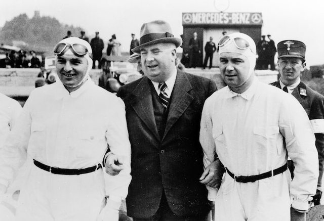 Hermanm Lang a la izquierda, Alfred Neubauer en el centro y Rudolf Caracciola a la derecha, el jefe de carreras y los pilotos de Mercedes-Benz
