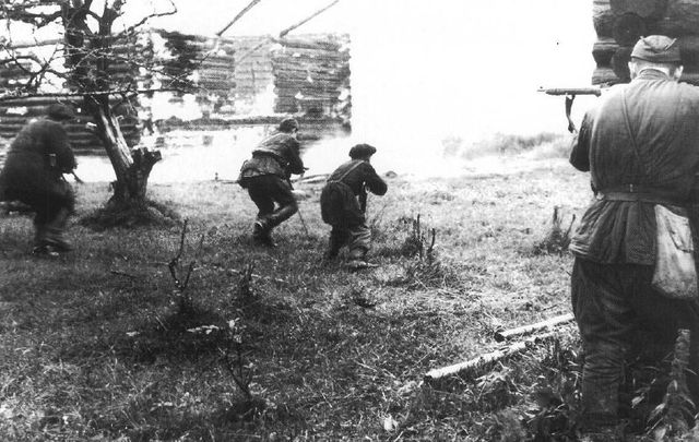Partisanos soviéticos asaltando una villa en poder de las tropas de ocupación alemanas