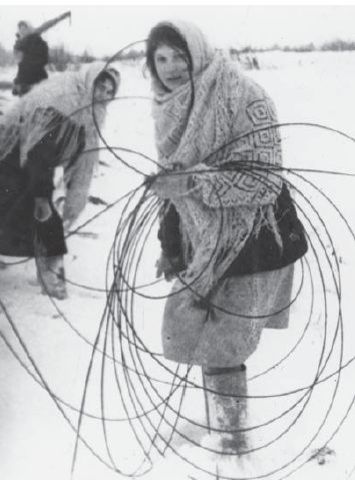Grupo de mujeres colaboradoras con la guerrilla, saboteando una línea de telégrafo alemana. Invierno de 1941-42