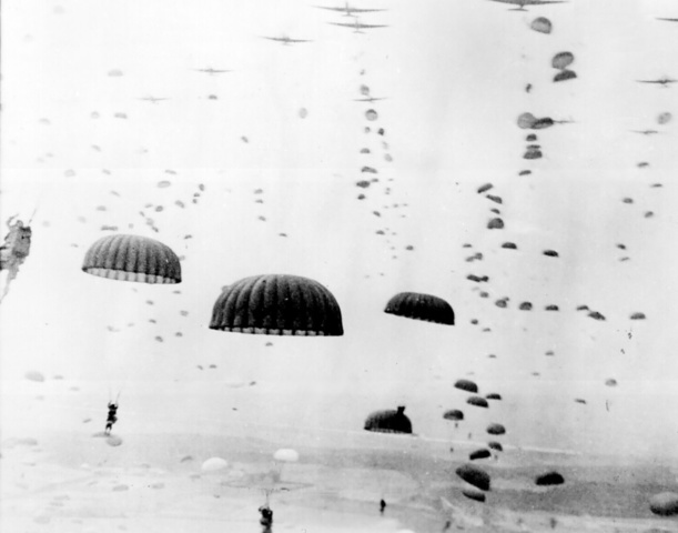 Paracaidista se lanzan sobre Holanda durante la operación Market Garden, septiembre de 1944