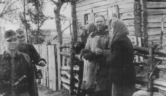 Soldados del Sonderkommando Dirlewanger en una operación anti partisana en Bielorrusia durante el otoño de 1943