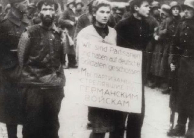 Primera ejecución pública en la Rusia ocupada. La partisana ahorcada es Marsha Bruskina. 26 de octubre de 1941