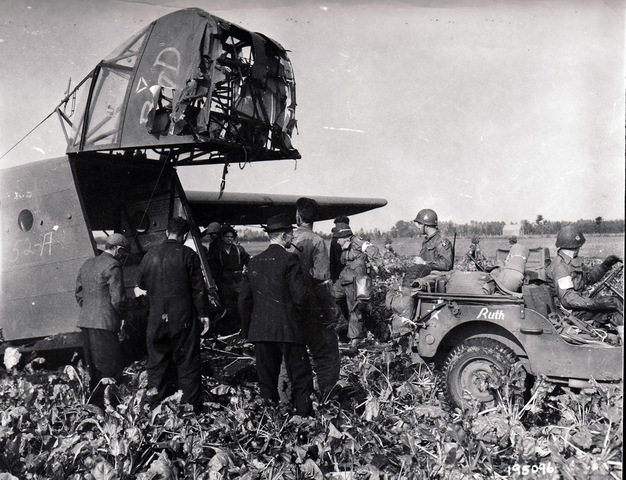 El planeador estadounidense WACO CG-4A Adriano se dañó la nariz en el aterrizaje en un campo cerca de la ciudad holandesa de San, el jeep con  nombre Ruth y la tripulación del planeador no sufrieron daños
