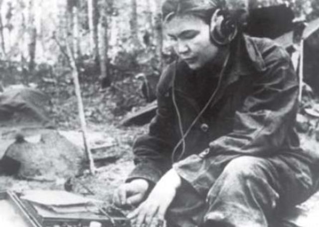 La operadora comunista española África de las Heras manejando un equipo de radio. La española perteneció a la guerrilla hasta 1944