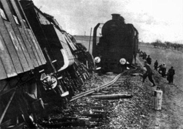 La voladura de las vías por fuerzas partisanas ha hecho que un tren de suministros alemán haya descarrilado