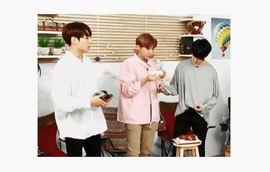 Jimin BTS memberikan sumpit untuk J-Hope