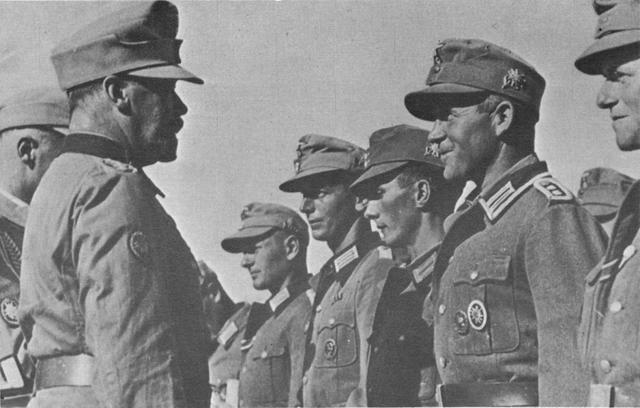 Julius Ringel condecorando a varios de sus hombres que se distinguieron durante la Operación Merkur. Campaña de Creta