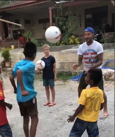 Beckham bermain sepak bola bersama para bocah Sumba