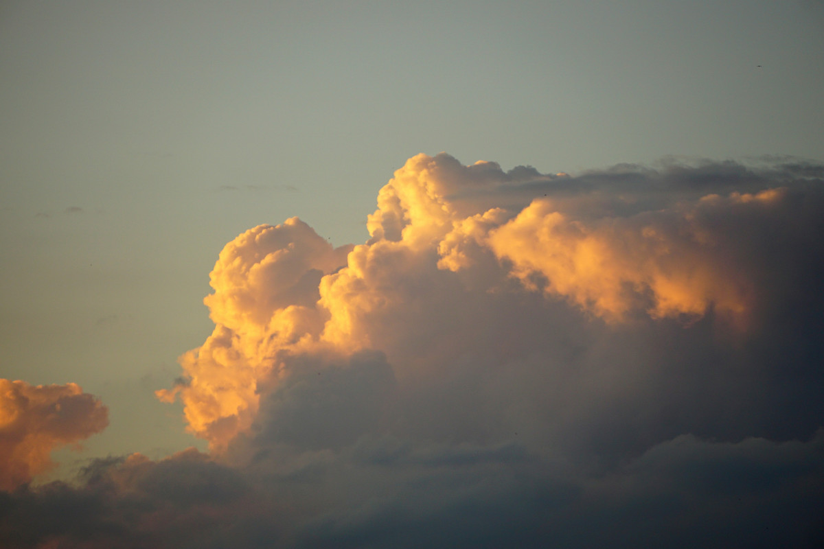 Заметить туча. Большое облако вечером. Облако волос. Прическа облако. Облако волос картинки.