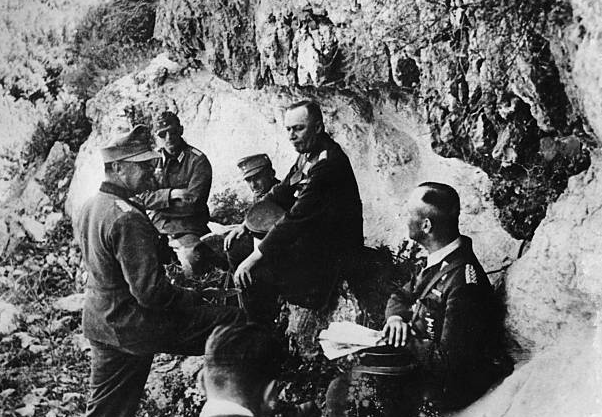 Creta, mayo de 1941. En el centro de la imagen el General de Fallschirmjägers, Kurt Student, de pie casi de espaldas a la cámara, el General de Gebirgsjägers Julius Ringel