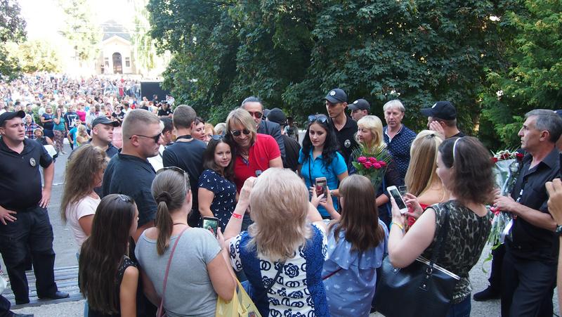В Харьковской области выставили оцепление из-за женщин (фото)