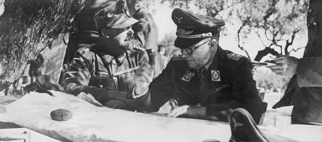 Julius Ringel, izquierda en un puesto avanzado durante la Operación Merkur. Creta. Mayo de 1941