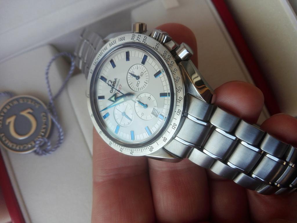 Vendo Omega Speedmaster Broad Arrow co-axial 1957 white ...