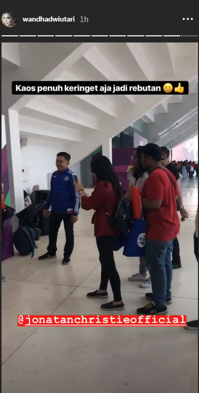 Antrian foto bareng kaos Jonatan Christie