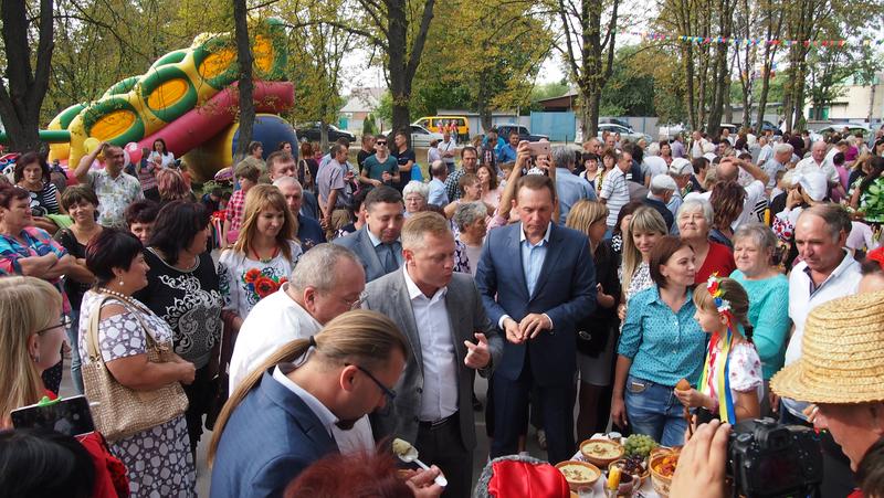 В Харьковской области народный депутат предстал в необычном амплуа (фото, видео)